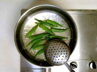 秋葵炒鸡蛋的做法步骤1