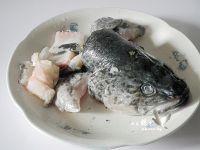 澳斑鱼头炖豆腐的做法步骤2