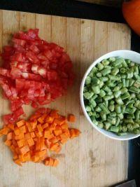 豇豆胡萝卜西红柿炒肉丁的做法步骤1