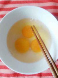 秋葵辣炒蛋的做法步骤1